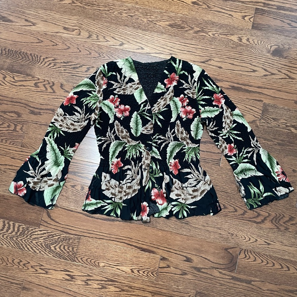 Beautiful, unique reversible blazer. Stretch bubble material. Ruffled borders. - Picture 2 of 8